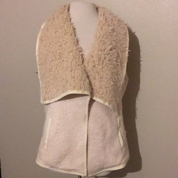 a dip of Darling Jackets & Blazers - Cream Shearling Wool Collar Vest XXXL
